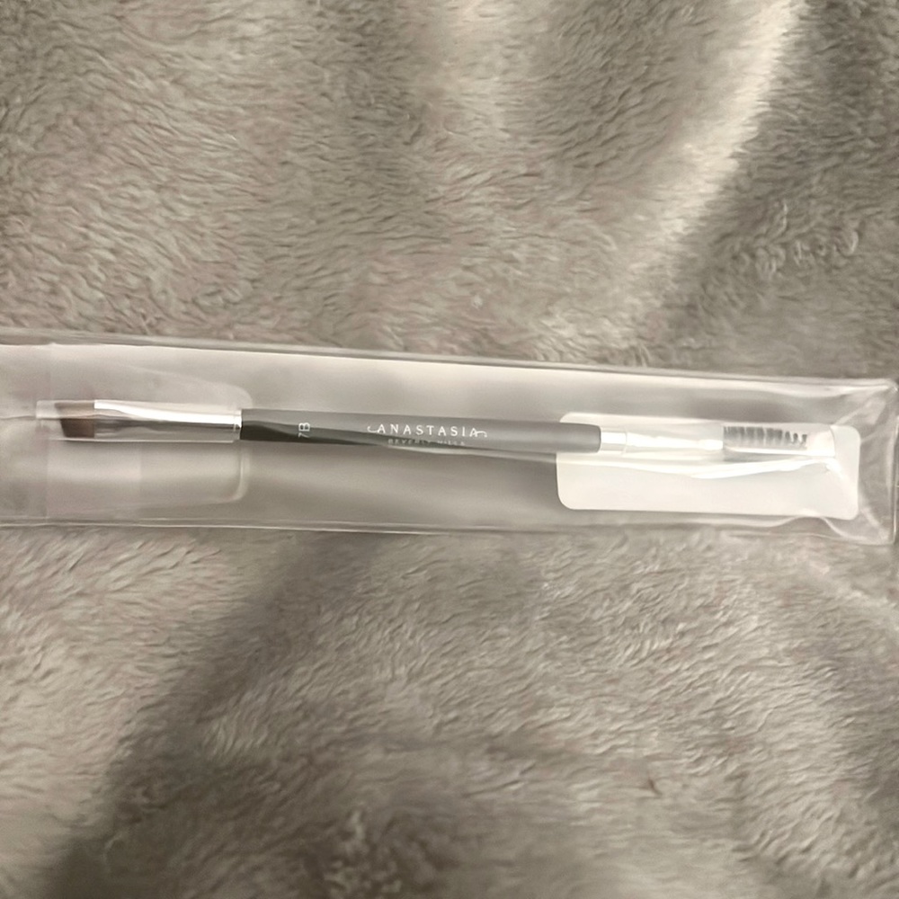Anastasia Beverly Hills Brush 7b